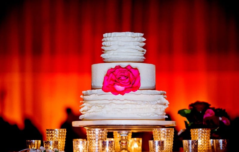 Hochzeitsdeko-Ideen-Herbst-Torte-Rose-weiss-modern