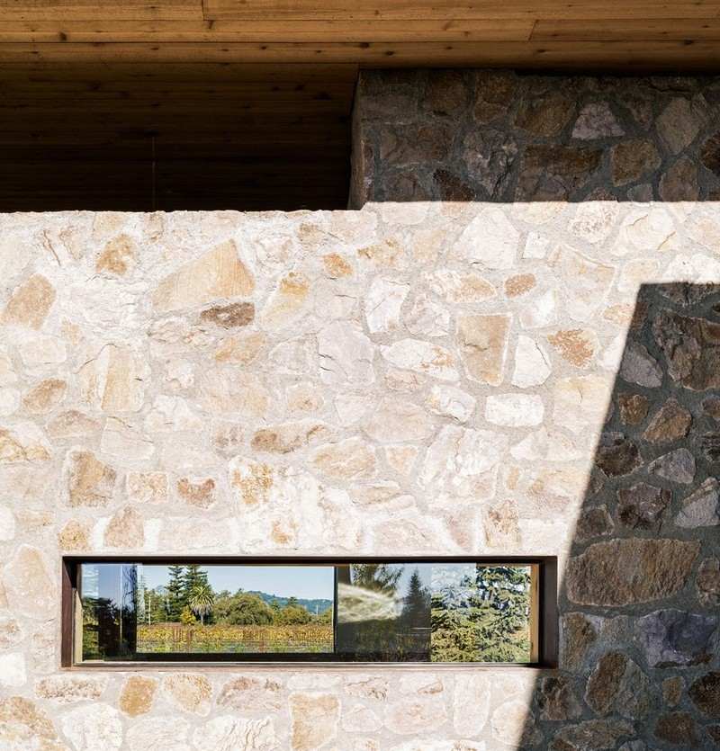 Holz-Naturstein-Fassade-schmale-Fenster-Ideen