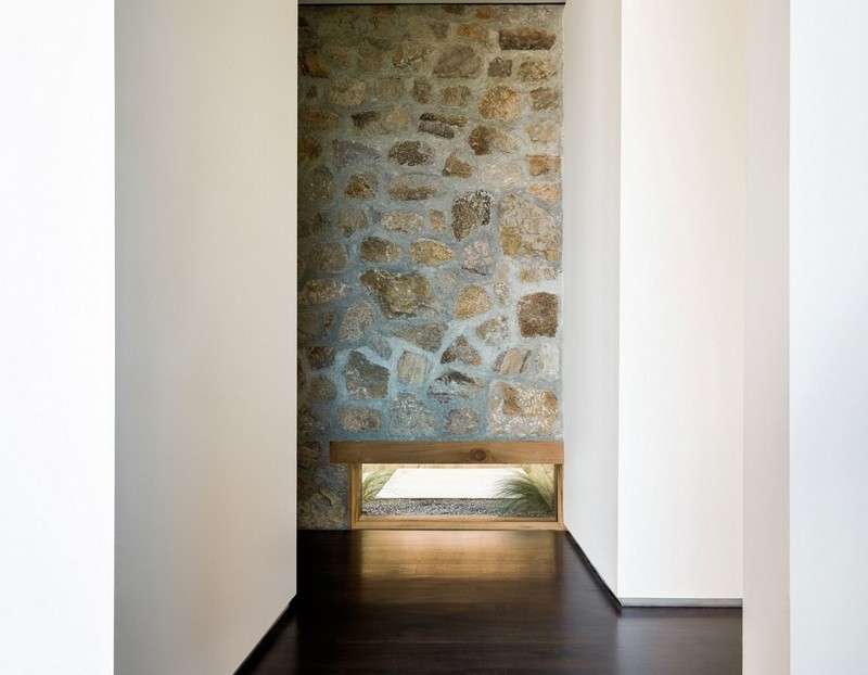 Holz-Naturstein-Fenster-bodengleich-Flur-Licht