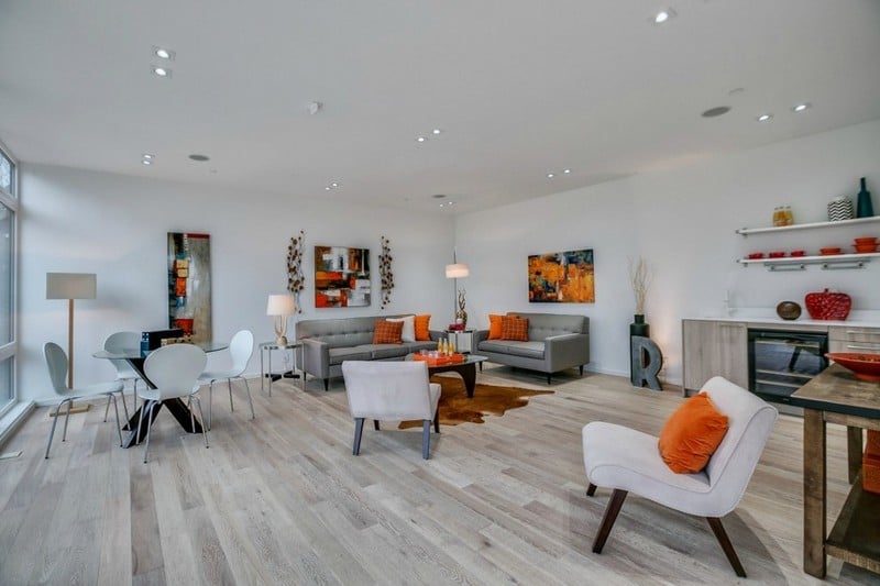 Home-Staging-Laminatboden-grau-Sofa-Set-Kunstfell-Teppich