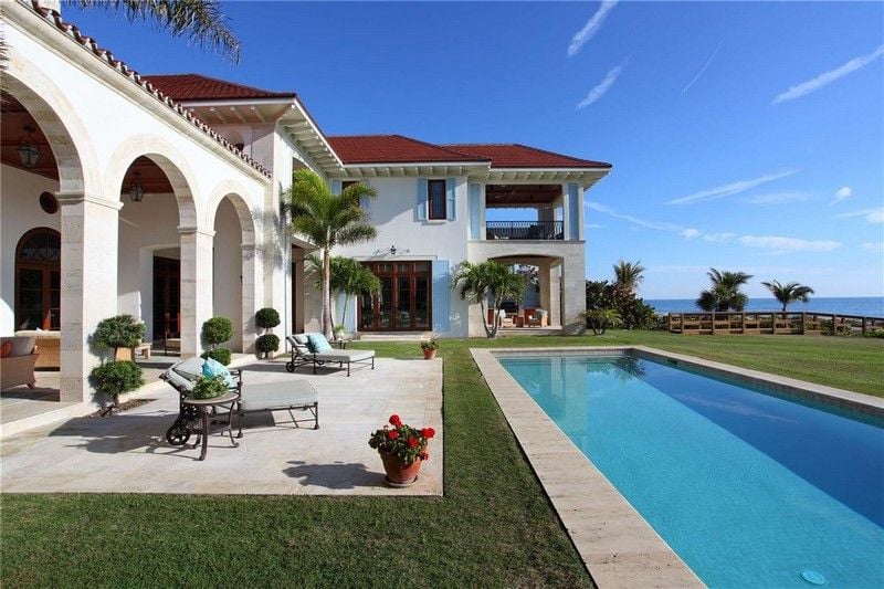 Immobilien-auf-Mallorca-Pool-Palmen-Rasenflaeche-Trends-Markt