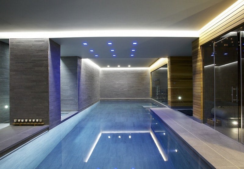 Indoor-Pool-Beleuchtung-modern-bauen-Fliesen-Naturstein
