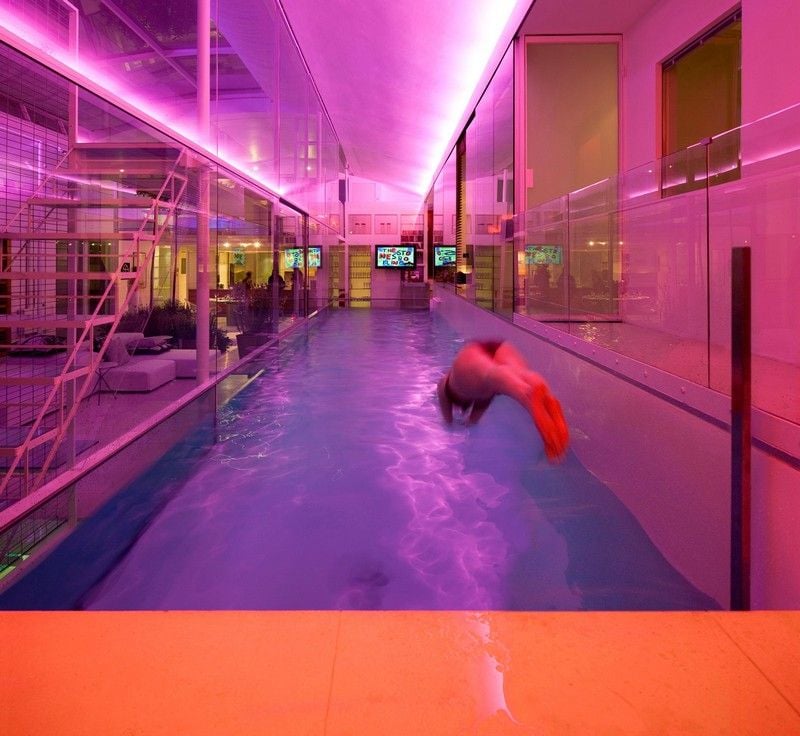 Indoor-Pool-Beleuchtung-rosa-rot-Fertighaus-Metall-Glas