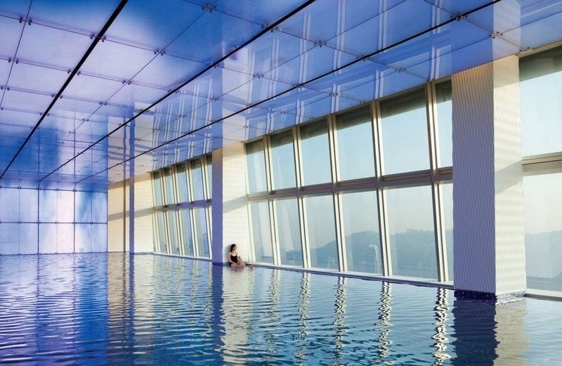 Indoor-Pool-Blick-Hallenbad-bauen-Ideen-Wolkenkratzer
