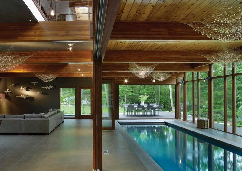 Indoor-Pool-Einfamilienhaus-Schwimmbad-Holzdecke-Fliesen