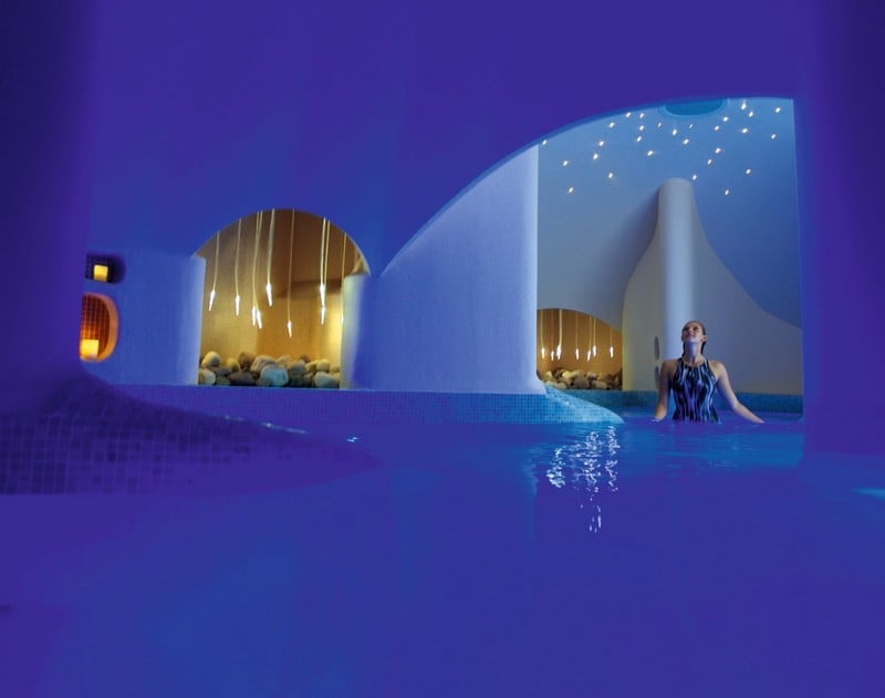 Indoor-Pool-Grotte-bauen-Ideen-LED-Beleuchtung-Mosaikfliesen