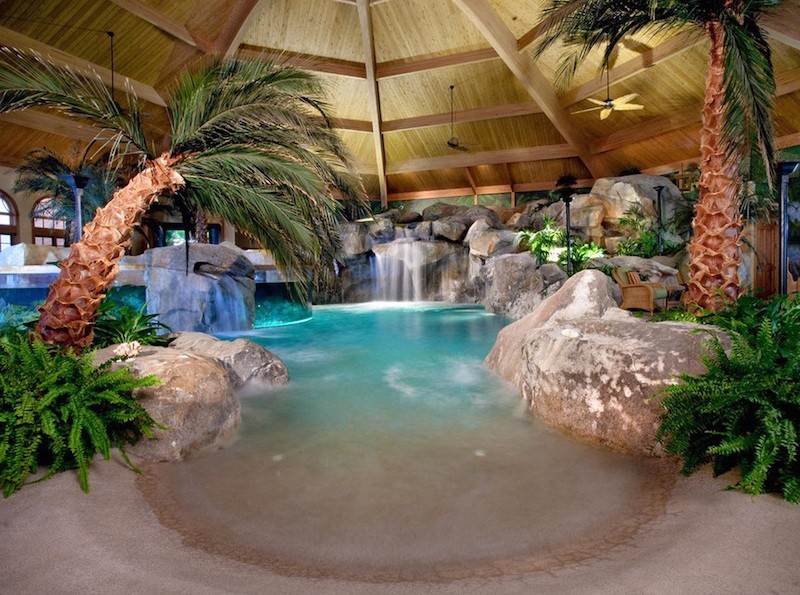 Indoor-Pool-Grotte-exotische-Insel-Palmen