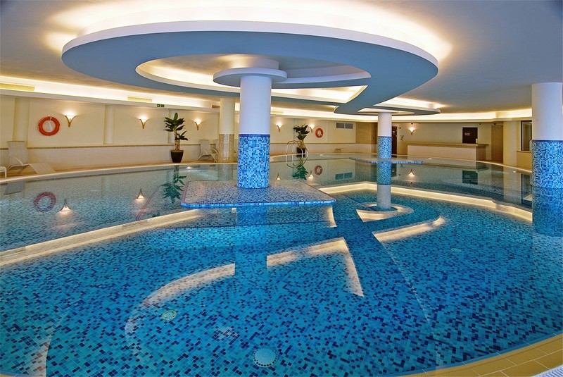 Indoor-Pool-Haus-runde-Form-abgehaengte-Decke-grosser-Raum