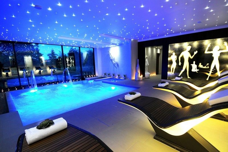 Indoor-Pool-LED-Beleuchtung-Sonnenliegen-modern-gestalten