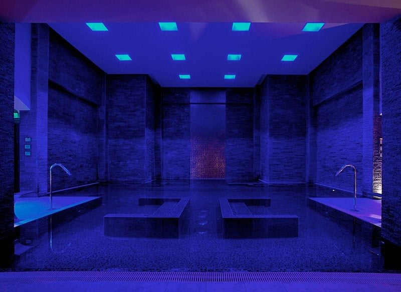 Indoor-Pool-LED-blau-Beleuchtung-Mosaikfliesen-Wasserspiele