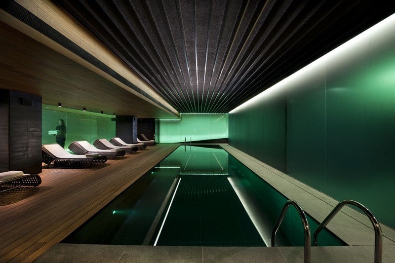 Indoor-Pool-LED-gruene-Beleuchtung-Ideen-abgehaengte-Decke