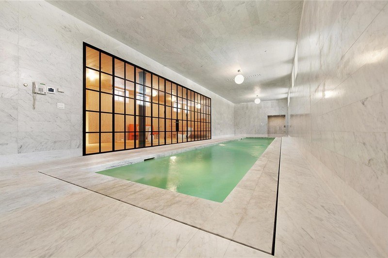 Indoor-Pool-Marmorfliesen-Abfluss-Glastueren-modern