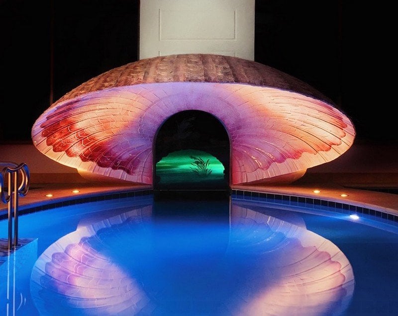 Indoor-Pool-Muschelform-rund-originell-Grotte