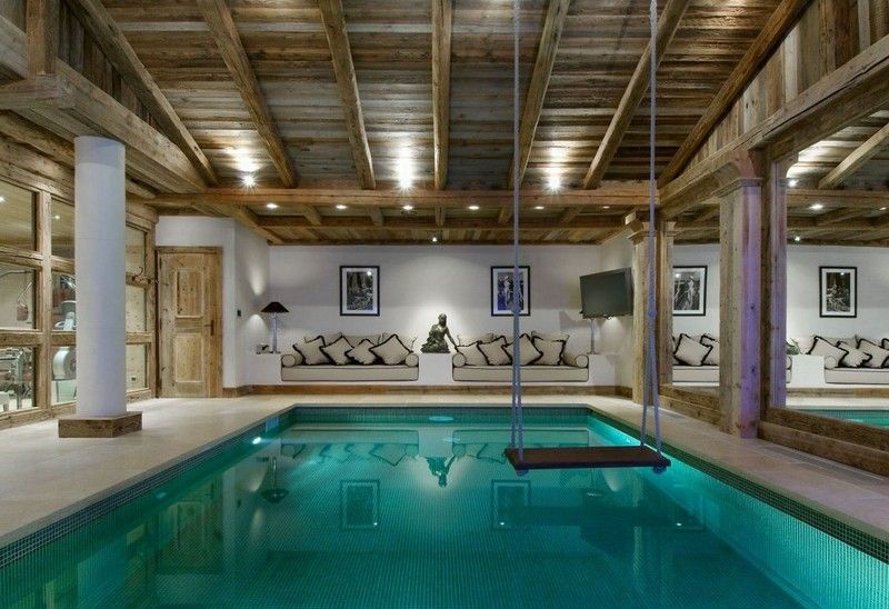 Indoor-Pool-Schaukel-romantisch-Holzdecke-Holzhaus