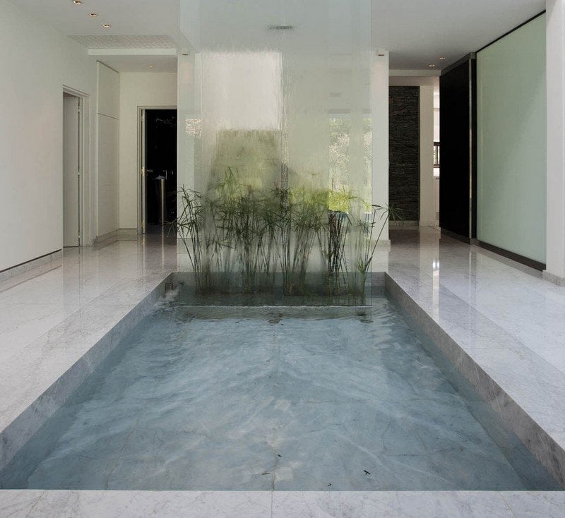 Indoor-Pool-Wasserspiele-Bambus-Pflanzen-Hallenschwimmbad-klein