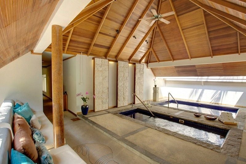 Indoor-Pool-Whirlpool-Dach-Villa-Fenster-Terracotta-Fliesen