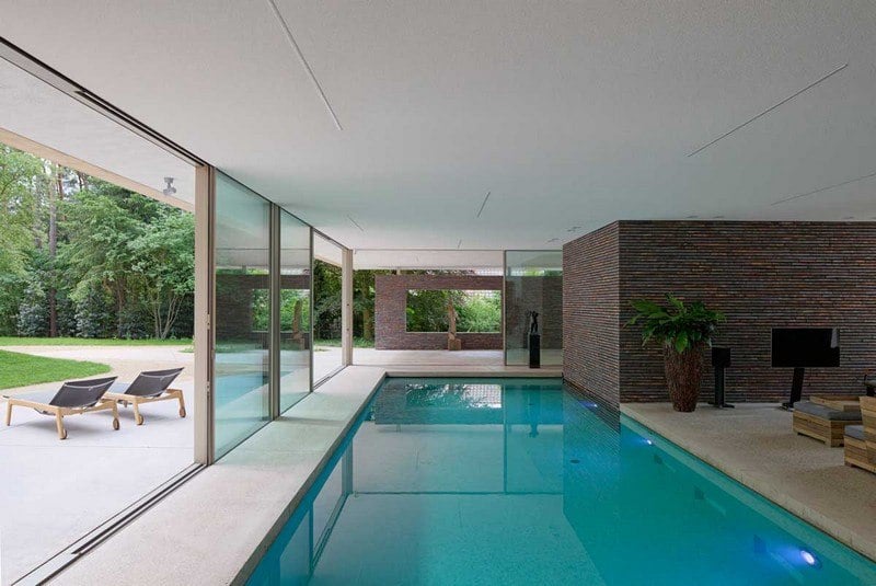 Indoor-Pool-bauen-Glas-Schiebetuer-Garten-Blick
