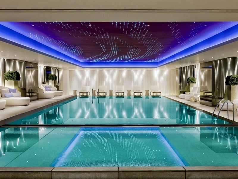 Indoor-Pool-bauen-Luxus-Hallenbad-LED-Beleuchtung-Lueftung-Klimaanlagen