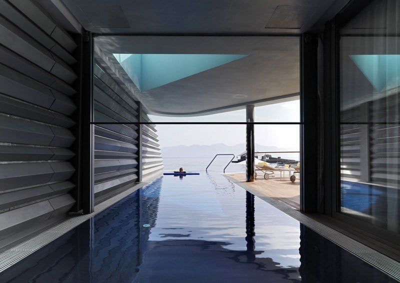 Indoor-Pool-modern-Glasfassade-Metall-gestalten