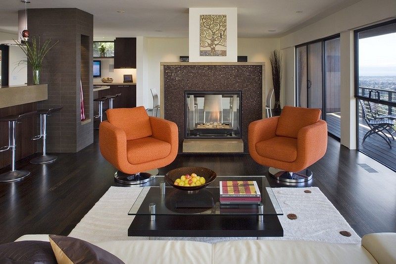 Kaminzimmer-einrichten-orange-Sessel-Raumteiler-Mosaikfliesen