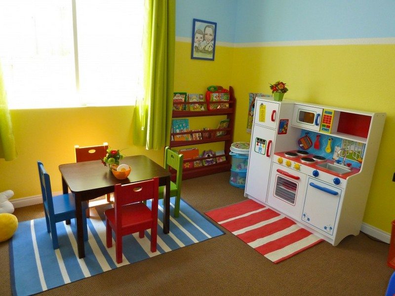 Kinderkueche-Holz-Kinderzimmer-suess-originell-Gelb-Blau