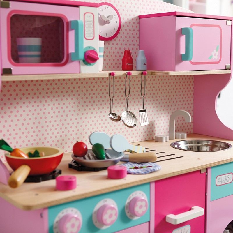 Kinderkueche-Holz-rosa-blau-Wandschrank-suess-Spielzeuge-Maedchenzimmer