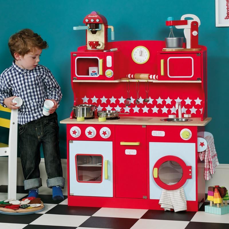 Kinderkueche-rote-Farbe-Spielspass-innen-Jungen-kochen