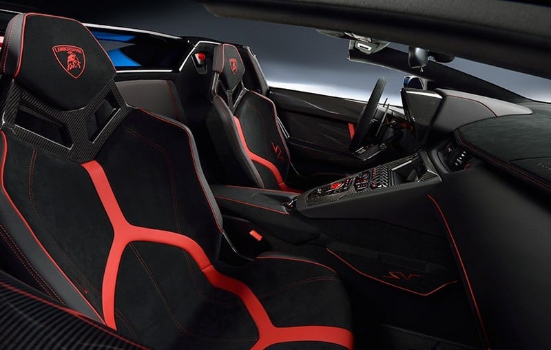 Lamborghini-Aventador-LP-750-Ledersessel-rote-Sicherheitsguertel