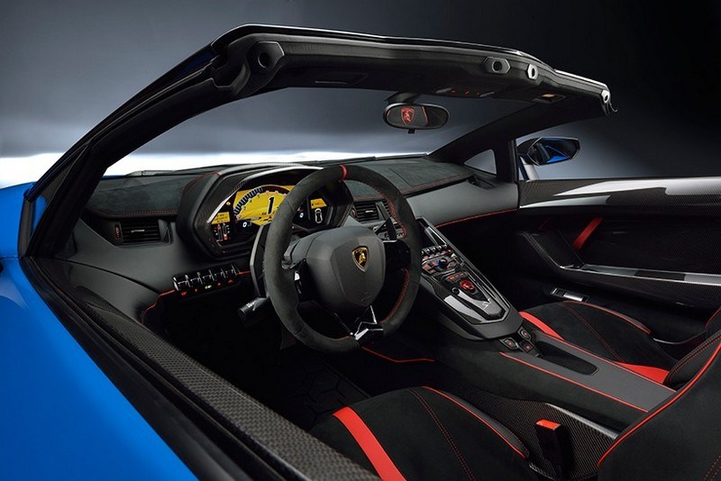 Lamborghini-Aventador-LP-750-Sitzkomfort-innen-Lenkung-neu