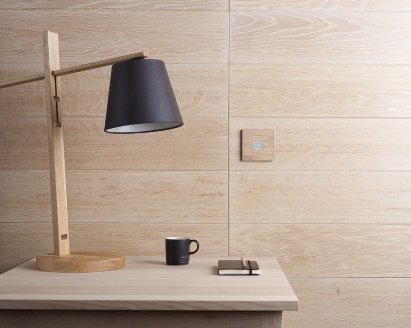 Lichtschalter-Holzoptik-modern-Wohnzimmer-Schreibtisch