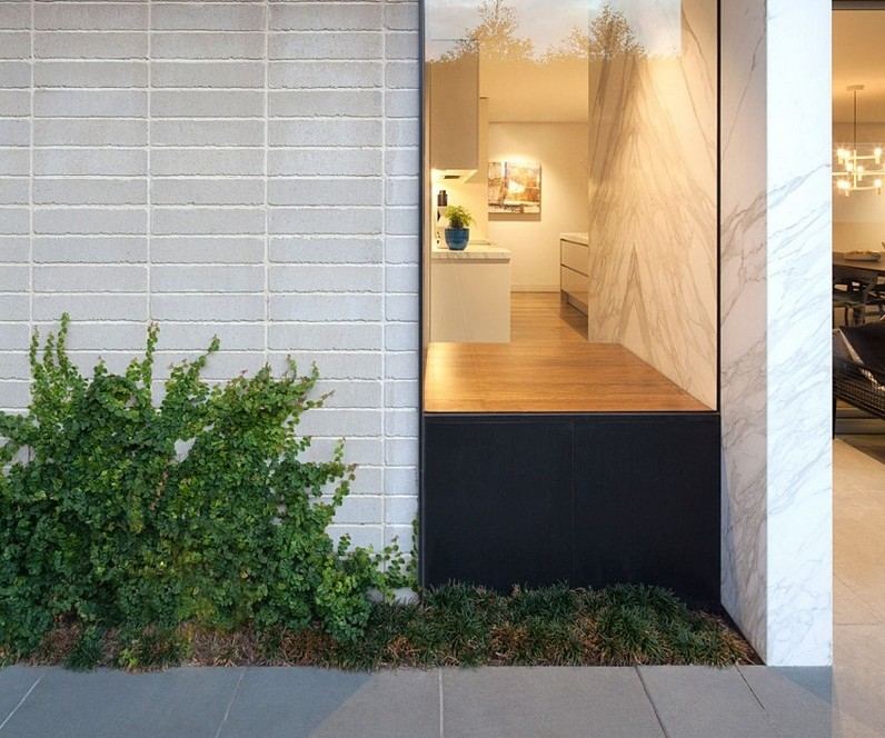 Moderner-Hausanbau-Marmorwand-Dielenboden-Fensterbank