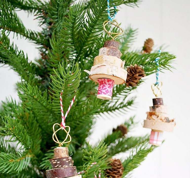Skandinavische Weihnachtsdeko holz-anhaenger-tannenbaum-form