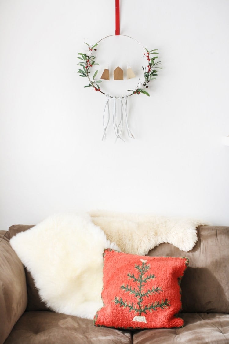 Skandinavische-weihnachtsdeko-selber-machen-holz-ideen-kranz-wohnzimmer-stechpalme-minimalistisch