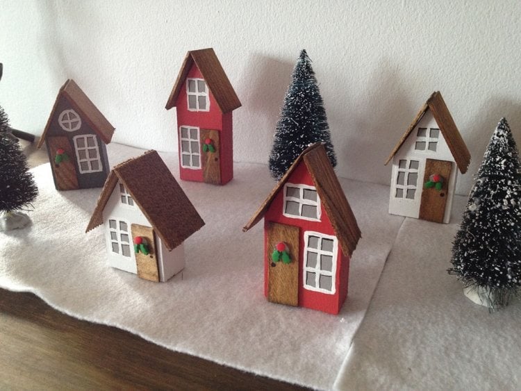 Skandinavische-weihnachtsdeko-selber-machen-holz-ideen-miniaturen-haeuschen-weihnachten