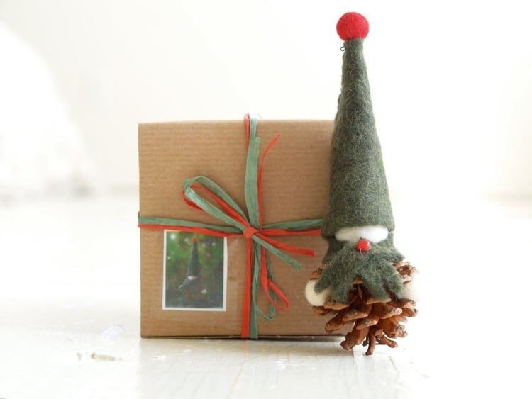 Skandinavische-weihnachtsdeko-selber-machen-holz-ideen-zwerge-zapfen-basteln-geschenk