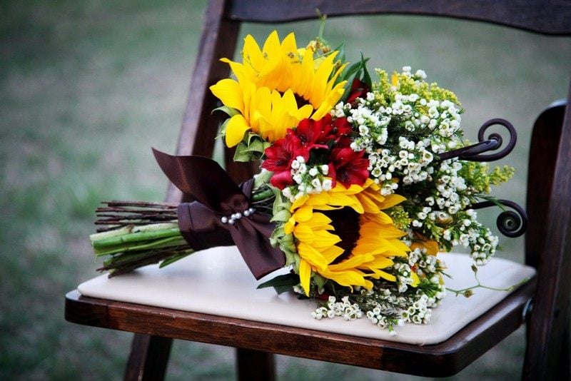 Sonnenblumen-Deko-Herbst-Hochzeit-planen-Brautstrauss