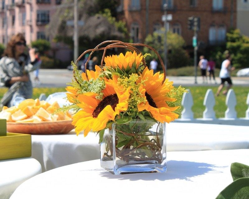Sonnenblumen-Deko-Idee-Vase-Hochzeit-Baumzweige-Glasvase