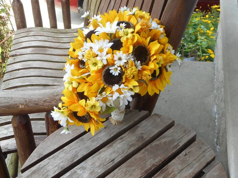 Sonnenblumen-Deko-Spitze-Gartenspitze-Tisch-Herbst-Blumengestecke
