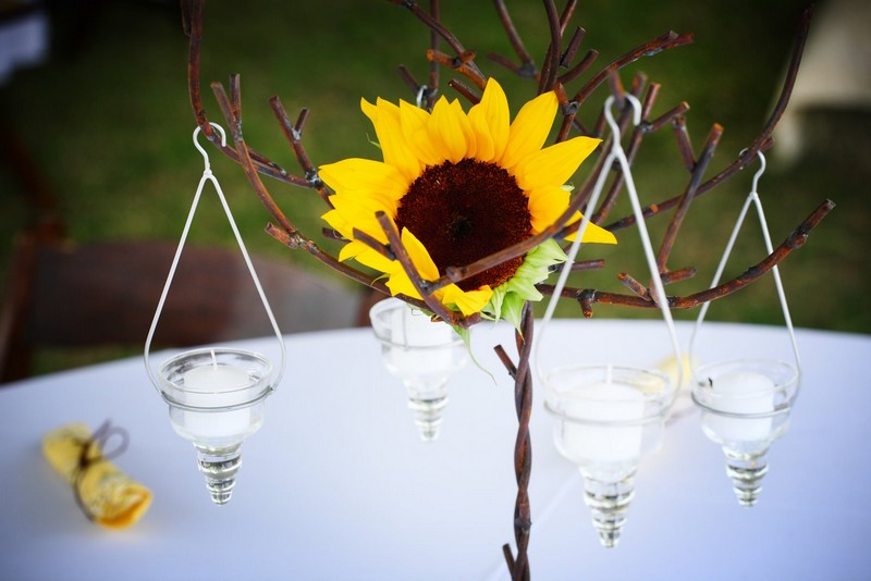 Sonnenblumen-Deko-Windlichter-Baumzweige-Tischdeko-romantisch