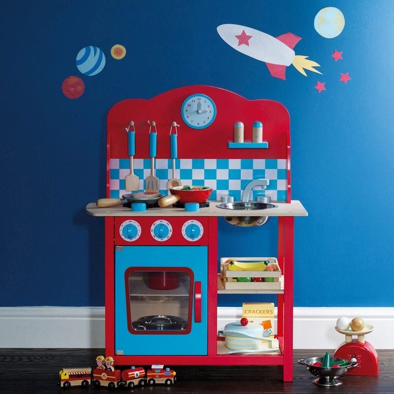 Spielkueche-Holz-rot-blau-Spielzeuge-Kinderzimmer-Stauraum