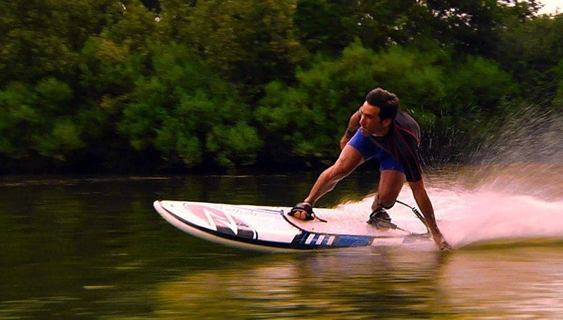 Surfen-Fluss-elektrisch-gesteuertes-Surfboard-modern