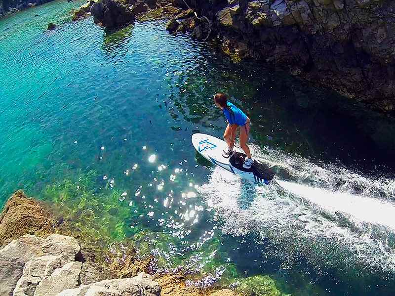 Surfen-Fluss-elektro-Surfboard-modern-ohne-Wellen