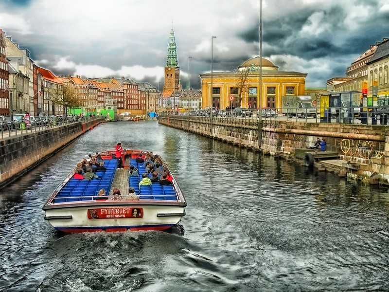 Urlaub-Daenemark-Kopenhagen-Bootfahrt-Architektur-bestaunen