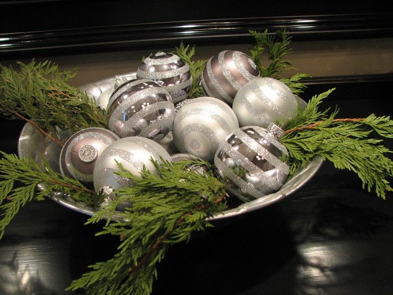 Weihnachtsdeko-Silber-Christbaumkugel-Glitzerspray-verschoenern