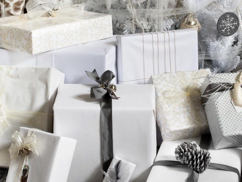 Weihnachtsdeko-Silber-Geschenke-Schleife-Glocken-Tannenzapfen