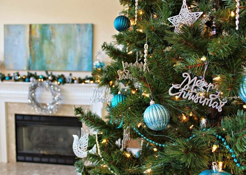 Weihnachtsdeko-Silber-Weihnachtsbaum-Ideen-Blau-Kugel-dekorieren