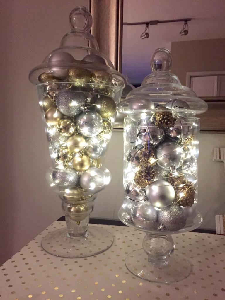 Weihnachtsdeko im Glas mit Lichterkette und Christbaumkugeln in Gold und Silber