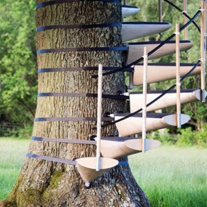 Wendeltreppe um einen Baum