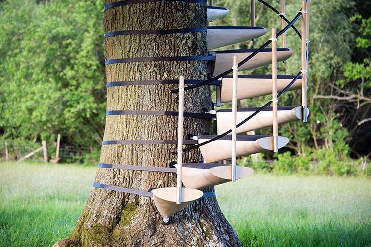 Wendeltreppe-Baum-moderne-Konstruktion-Holz-Gelaender-Sitzflaeche