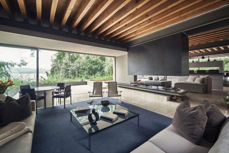 Wohnzimmer-Grau-Kamin-Decke-Holz-moderne-Gestaltung